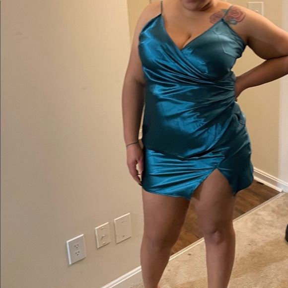 Dress - Picture 3 of 3